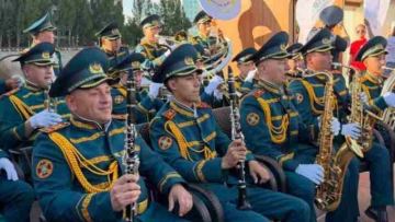«Астана – есірткісіз қала»: Есіл өзенінде оркестр өнер көрсеткен теплоход жүзіп өтті
