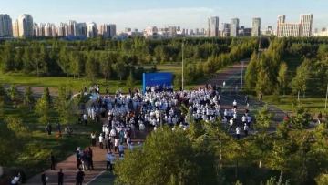 Астанада жүздеген қала тұрғыны Олимпиада чемпиондарымен бірге «10 000 қадам» іс-шарасына қатысты