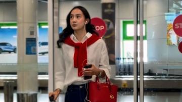 Әуежайдан-дауыс беруге: чемоданы бар қыз сайлау учаскесіне келді