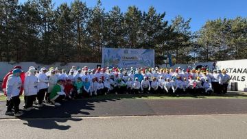 Нұра ауданында Қарттар күніне орай скандинавиялық жүрістен эстафета өтті