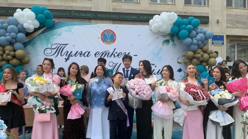 Мектеп бітірген елордалық түлекке ерекше сыйлық жасалды