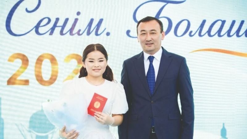 Түлектер қанат қақты