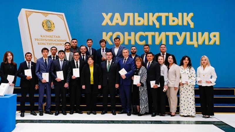 «Ассамблея жастары» ұйымының белсенділеріне ҚР Конституциясының арнайы басылымдары табысталды