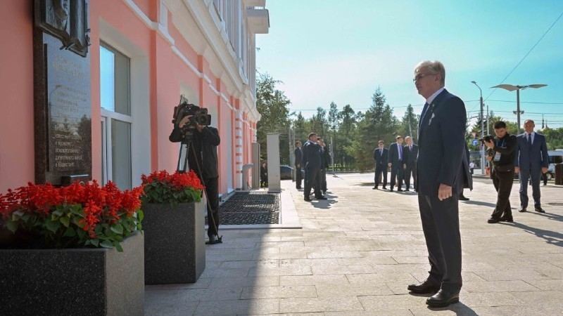 Мемлекет басшысы майдангер Кемел Тоқаевқа арналған ескерткіш тақтаға гүл шоғын қойды