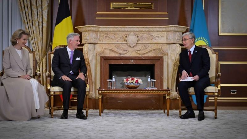Әуежай залында Қазақстан Президенті құрметті қонақтармен аз-кем әңгімелесті