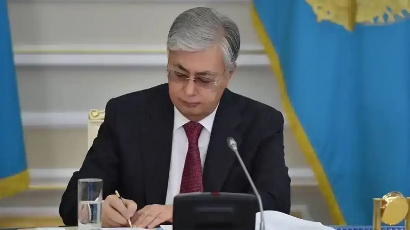 Мемлекет басшысы барлық деңгейдегі мәслихаттардың өкілеттігін мерзімінен бұрын тоқтату туралы Жарлыққа қол қойды