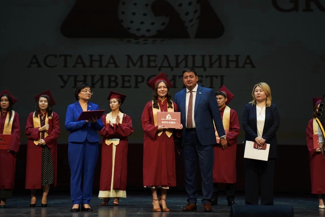 Түлектерге диплом тапсырды