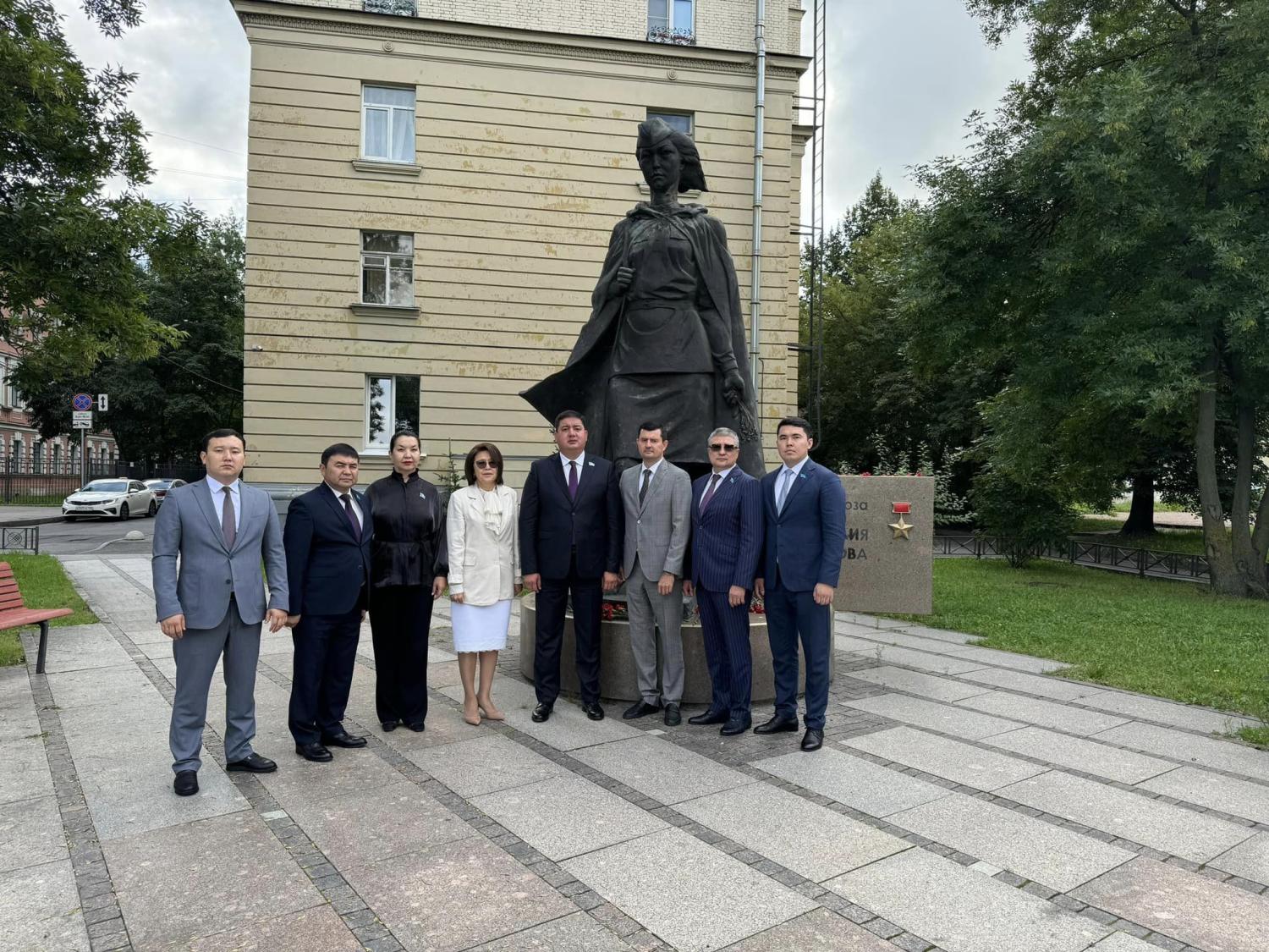Санкт-Петербургте Жамбыл Жабаев пен Әлия Молдағұлованың ескерткіштеріне гүл шоқтары қойылды