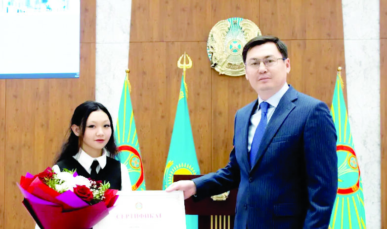 Түлектерге сертификат табысталды