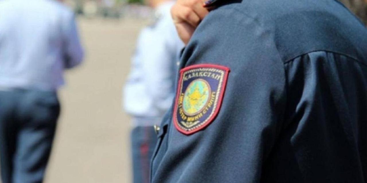 Кіреберістегі есіктерді тепкілеп сындырған