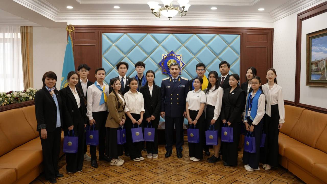 Бас прокуратура басшылығы Өтеген Сейітов атындағы Болашақ прокурорлар клубының көшбасшыларымен кездесті