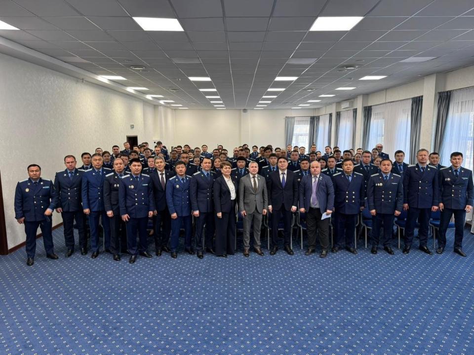 Бірлік мерекесі қарсаңында сенатор елордалық прокурорлармен кездесті