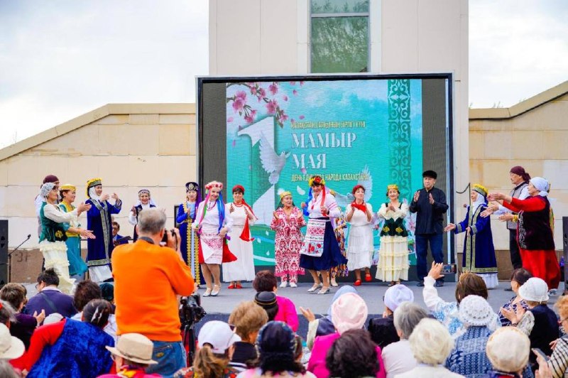 Астанадағы Арбатта Бірлік күніне арналған мерекелік концерт өтті