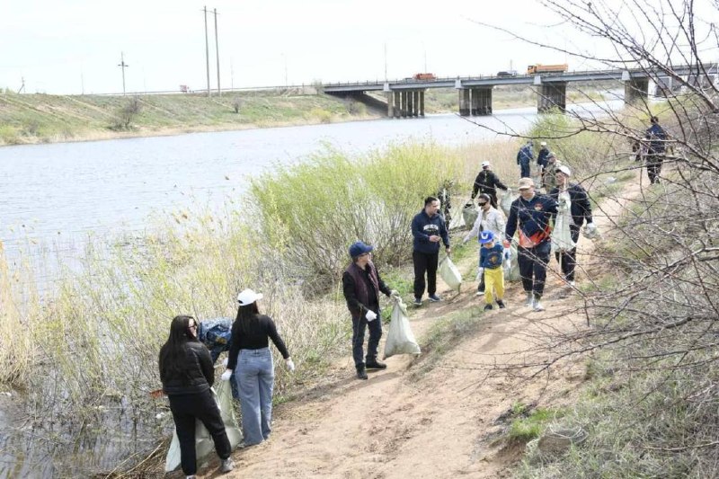 Есіл өзенінен бірнеше жүк көлігіне тең қоқыс шығарылды
