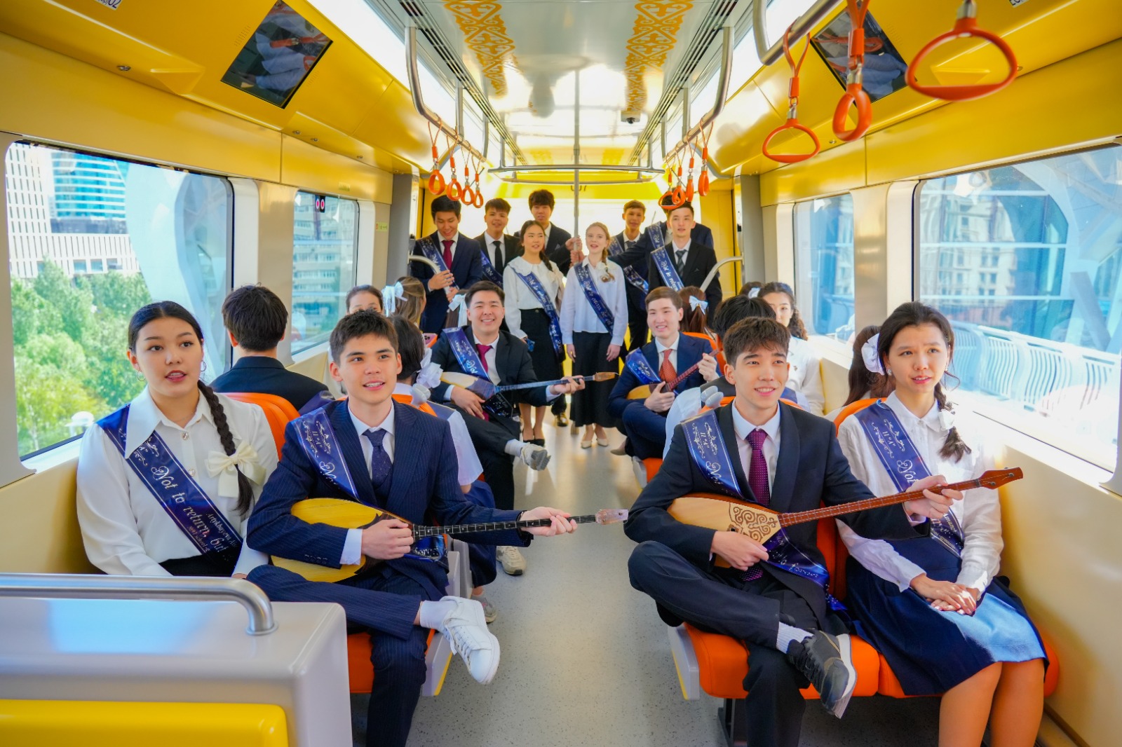 Түлектер LRT-да ән шырқады