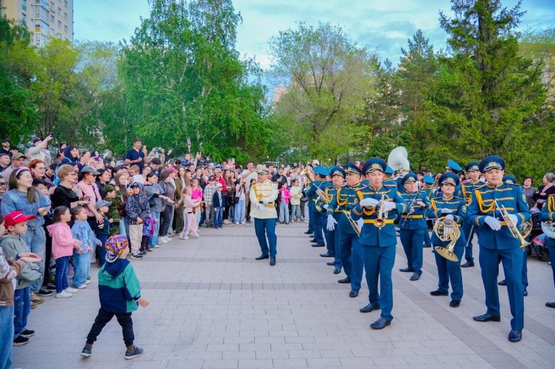 Әскери оркестрдің орындауында заманауи хиттер шырқалды