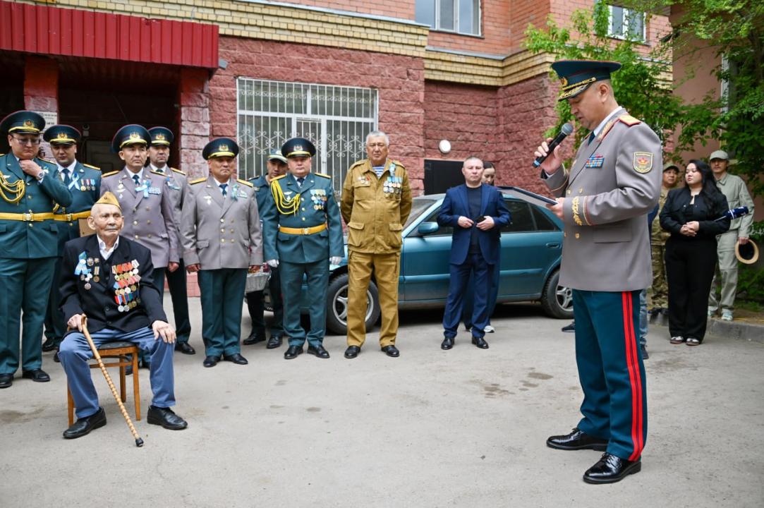 Құрлық әскерлерінің бас қолбасшысы Астанадағы жалғыз соғыс ардагерін Жеңіс күнімен құттықтады