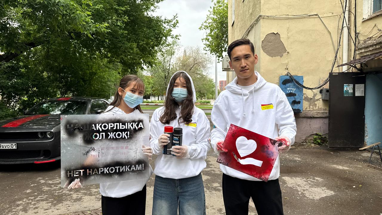 Астана  жастары граффитилерді өшірді