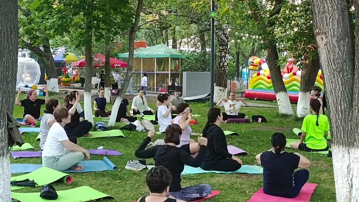 Орталық саябақта ашық аспан астындағы йога сабақтары жаз бойы өтеді