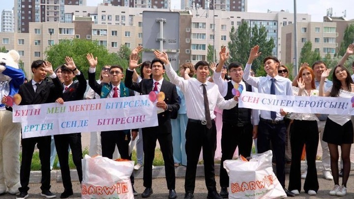 Астаналық түлектер қайырымдылық акциясын ұйымдастырды