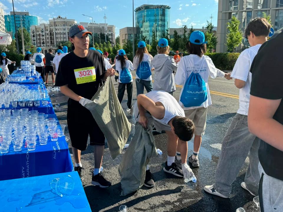Astana Half Marathon қатысушылары «Таза Қазақстан» акциясын қолдап, плоггинг өткізді