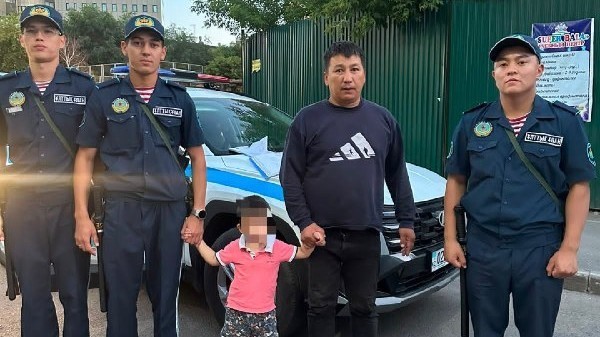 Ұландықтар жоғалған елордалық баланы ата-анасына табыстады
