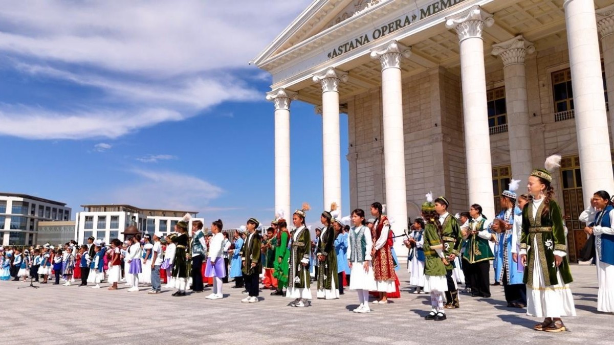 200-ге жуық оқушы Абайдың «Көзімнің қарасы» әнін бір мезгілде орындады