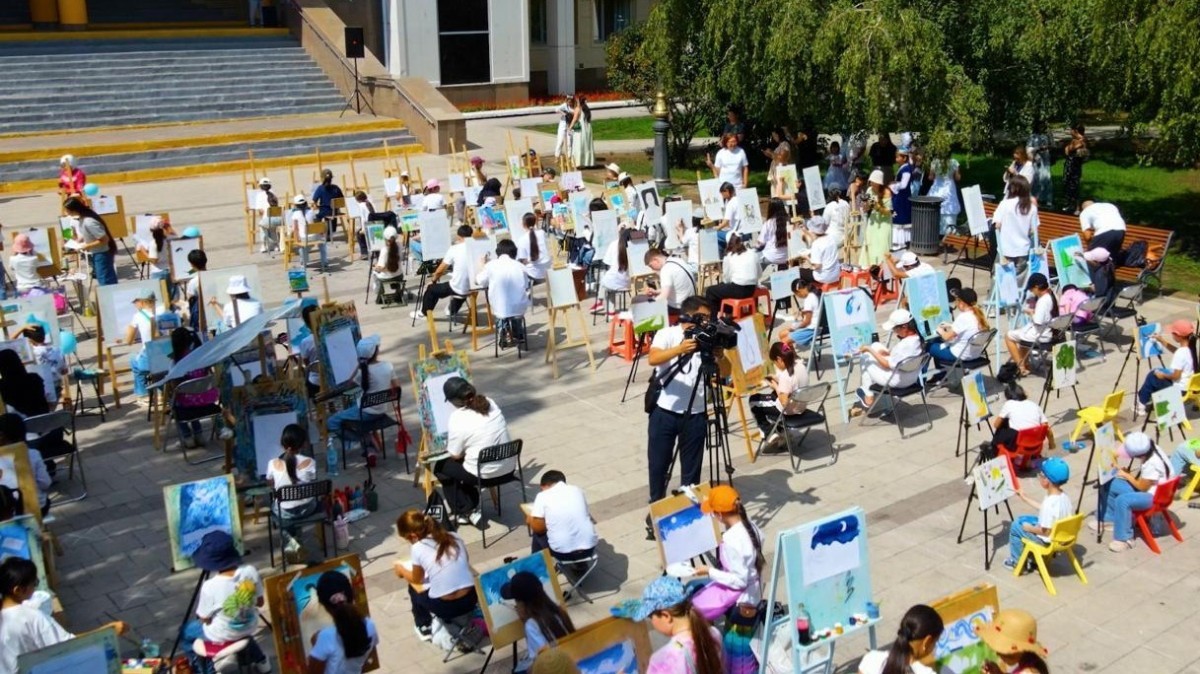 150-ге тарта жас суретші Абайдың портретін бір мезетте салды