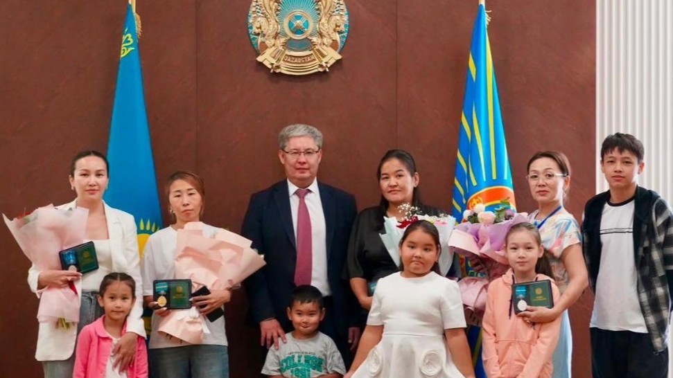 Көпбалалы аналарға мемлекеттік наградалар табысталды