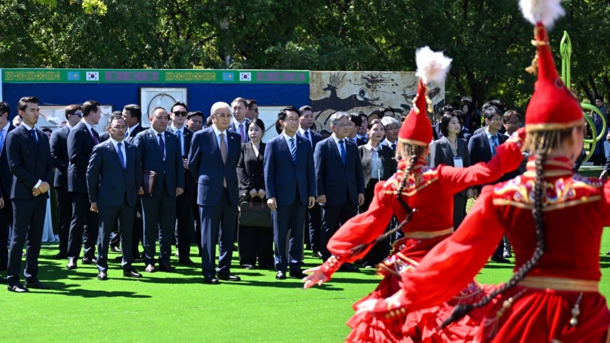 Мемлекет басшысы Қасым-Жомарт Тоқаев пен Корея Ұлттық Ассамблеясының Спикері Чо Чжон Шик қазақ этноауылына барды