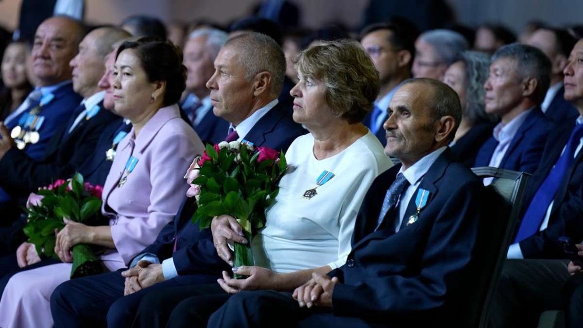 Президент Қасым-Жомарт Тоқаевтың атынан түрлі кәсіп өкілдеріне мемлекеттік наградалар табыс етілді