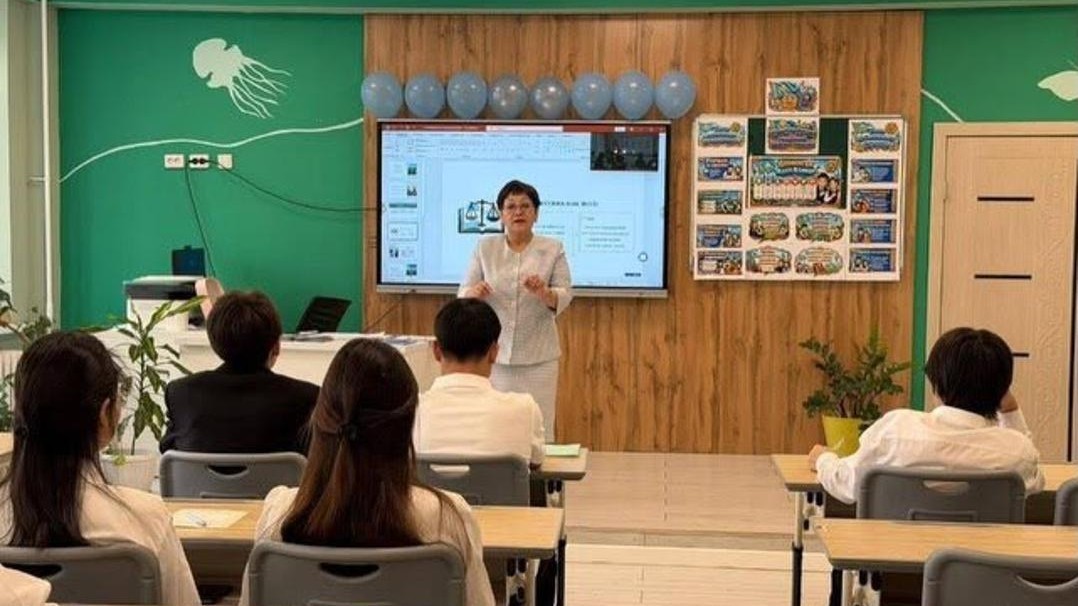 Елорда әкімі педагогтарды Ұстаздар күнімен құттықтады