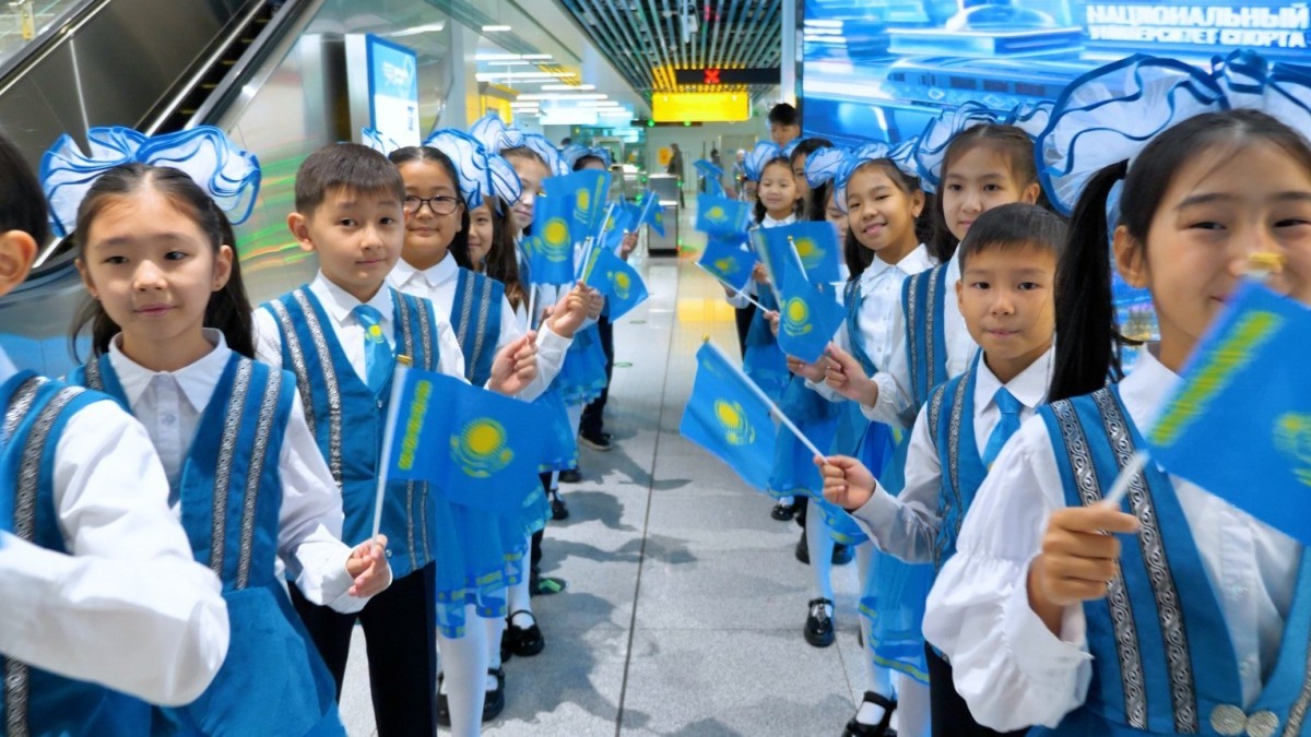 Оқушылар «Tarlan Astana» көлігінде патриоттық әнді орындады