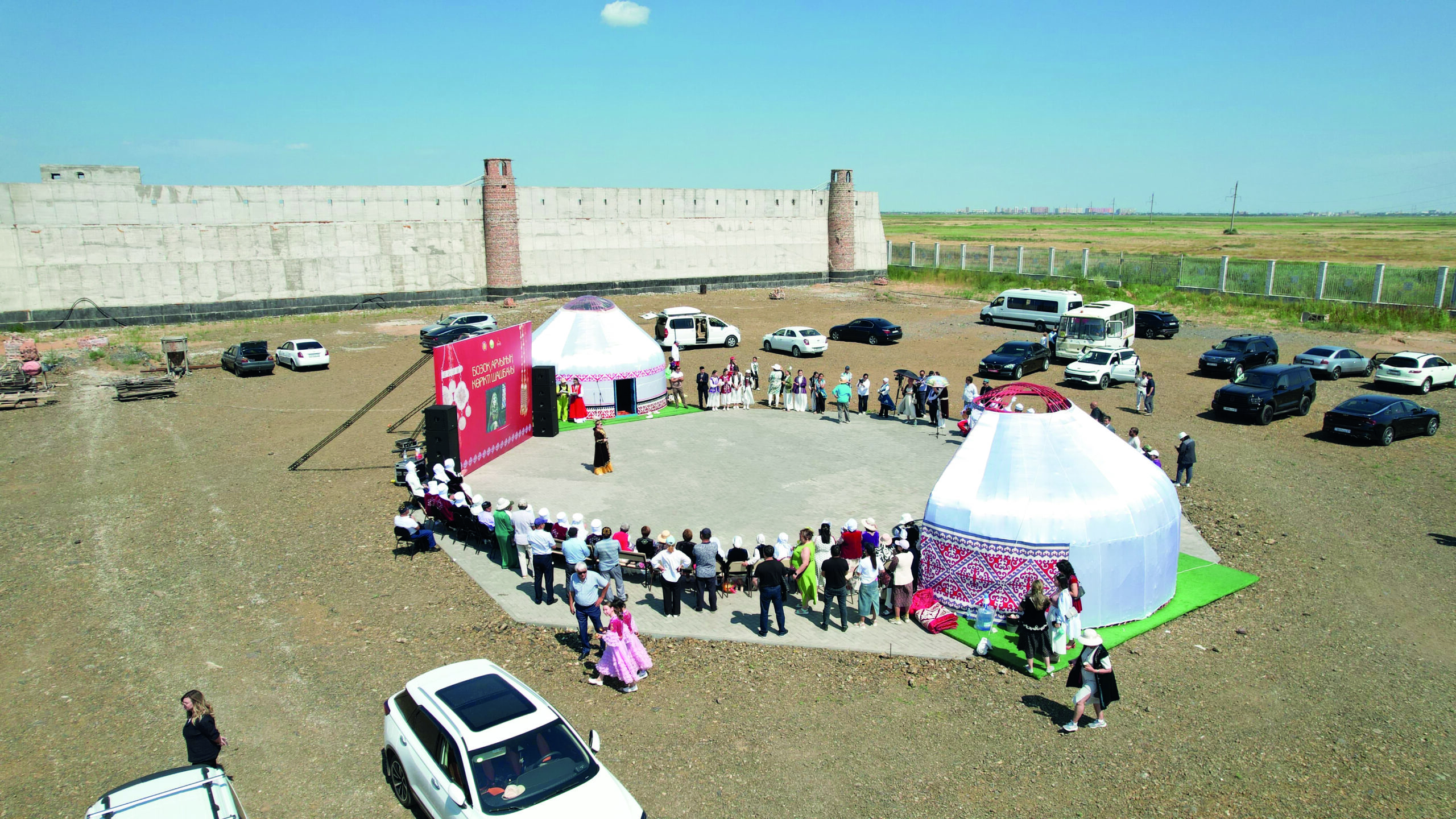 Мәскеудегі элиталық азиялық эскорттар Интернетте әке мен қыздың порносын қараңыз