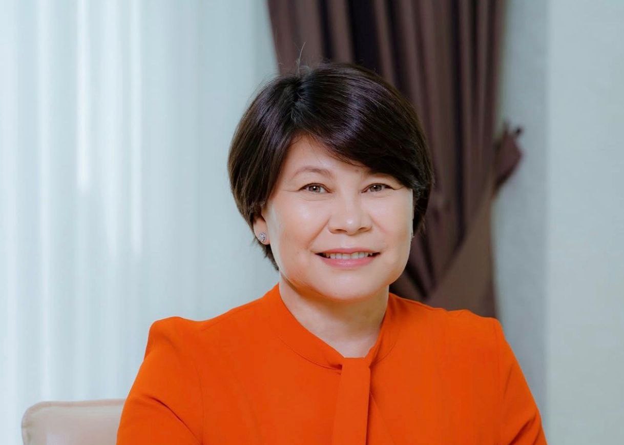 Моншадағы жалаңаш әйел YouTube сайтындағы Ледибуг пен Нуар мысық мультфильмдері