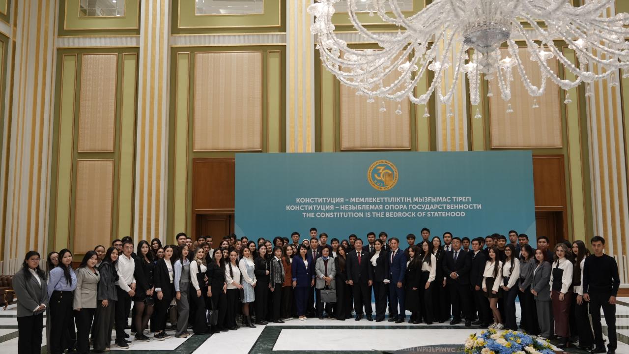 Транниді сорып жатқан ер адамның видеосы